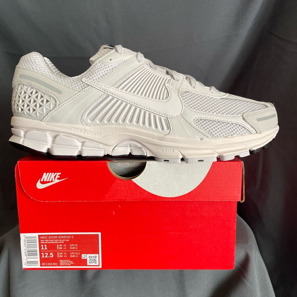 Nike Zoom Vomero 5 Sneakers in White